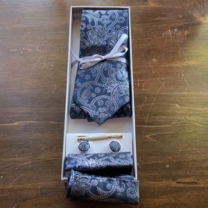 Navy tie set. New!